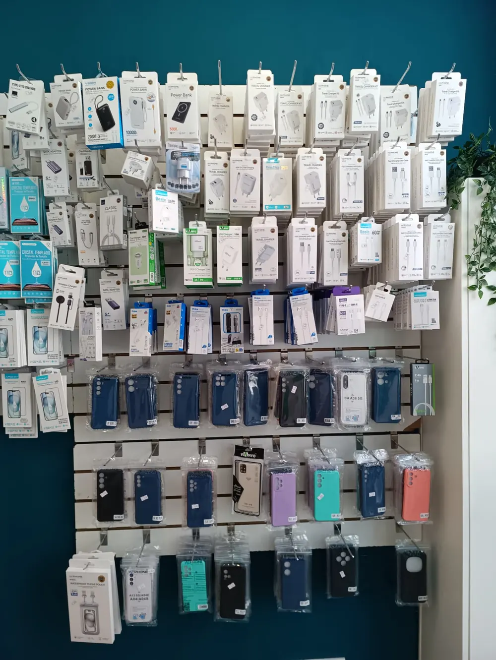 Pared de cargadores, cables, power banks y fundas en MóvilFix 3.0